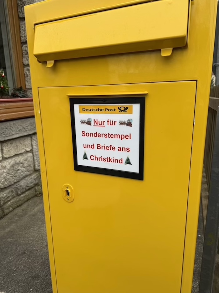 Gelber Briefkasten der Deutschen Post mit Aufschrift "Nur für Sonderstempel und Briefe ans Christkind."