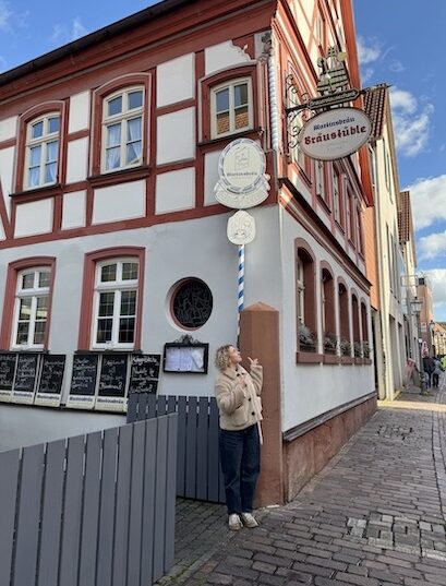 Lina steht vor dem Bräustüble in Marktheidenfeld