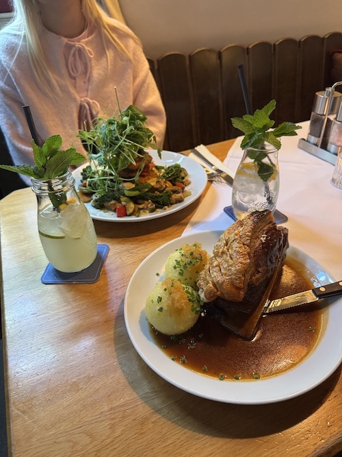 Schaufele und Gemüsebratlinge im Bräustüble in Marktheidenfeld