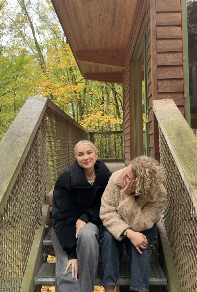 Thea und Lina sitzen vor dem Baumhaushotel in Marktheidenfeld-Lengfurt