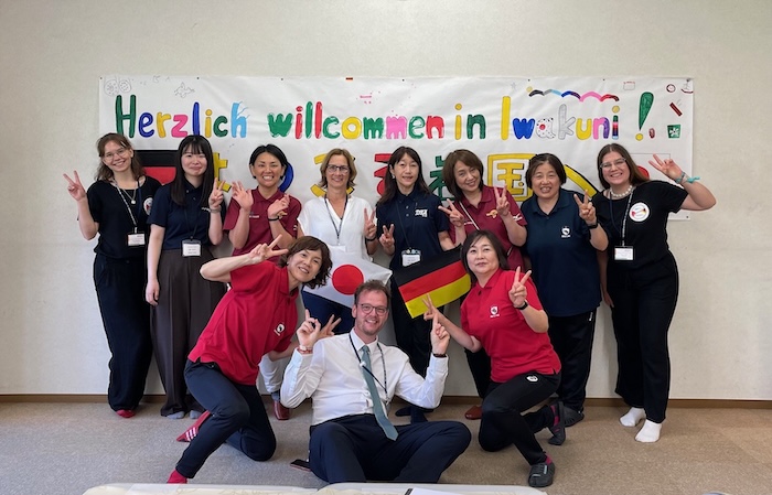 Carmen Burk (Mitte) mit einer Delegation junger Sportler in Japan. Sie war ehrenamtlich für die internationalen Beziehungen der BSJ zuständig.