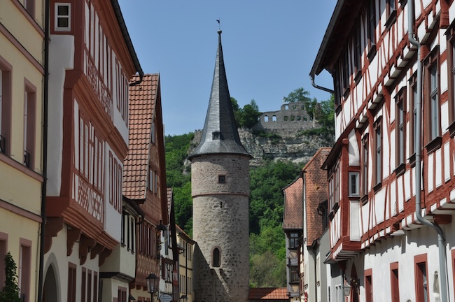 Turm und Fachwerkhaus in Karlstadt mit Café in Main-Spessart