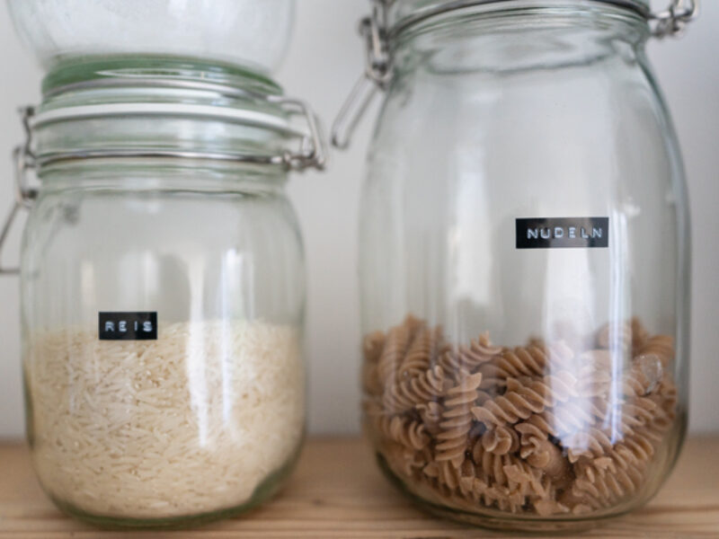 Halbvolle Einmachgläser, gefüllt mit Reis und Nudeln.