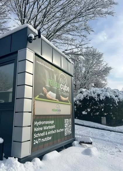 RelaxCube Container Außenansicht. Drumherum liegt Schnee und ein blauer Himmel im Hintergrund.