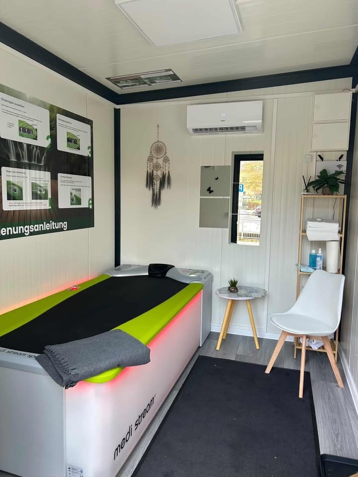 Relaxcube von Innen mit einer Hydro-Massage Liege.