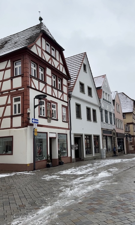 Straße mit alten Fachwerkhäusern in der Hammelburger Innenstadt.