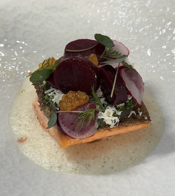 Forellenfilet auf Kartoffeln mit Meerrettich-Folie, Rote Beete und Saiblingskaviar.