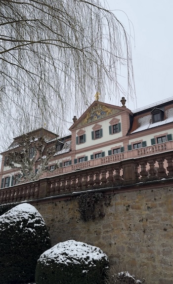Außenansicht vom roten Schloss in Hammelburg.