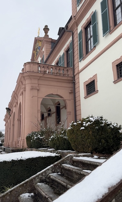 Rotes Schloss von der Seite.