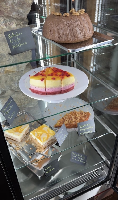Vitrine mit unterschiedlichen Kuchen und Torten.