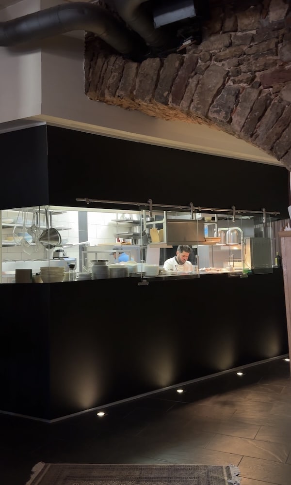 Küche von außen mit großer Fensterfront zum reinschauen.