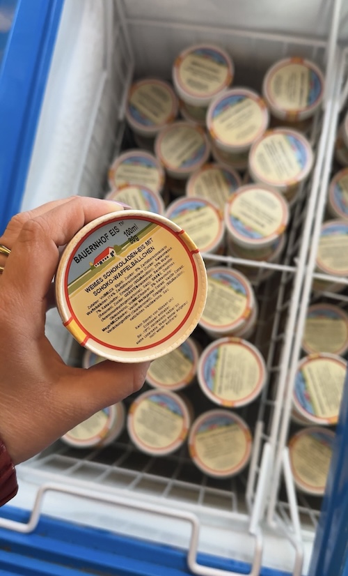 Bauernhofeis Verpackung hält Lina in der Hand.
