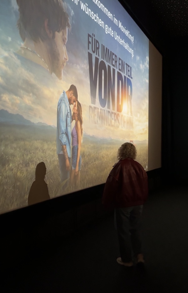 Lina steht vor der großen Leinwand